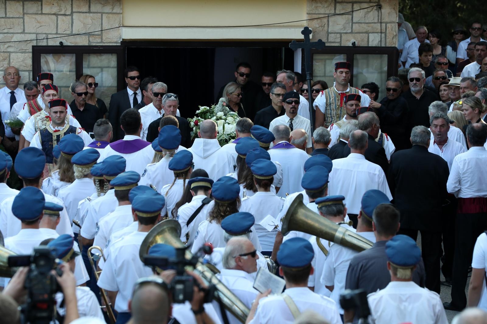Posljednji ispraćaj Olivera Dragojevića na groblju Sveti Roko u Veloj Luci Posljednji ispraćaj Olivera Dragojevića na groblju Sveti Roko u Veloj Luci