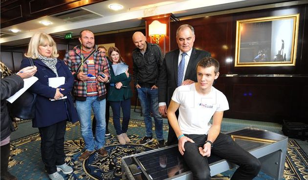 Inovator Ivan Mrvoš predstavio novi model pametne klupe SmartBench2. Foto: Hina