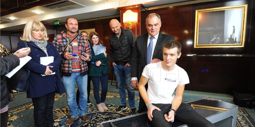 Inovator Ivan Mrvoš predstavio novi model pametne klupe SmartBench2. Foto: Hina