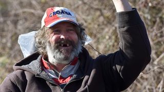 Zadarski performer Enio Mestrovic predstavio projekt “Vrata Zadra” – sjeverni portal. Rijec je o jos jednom performansu, u kojemu se na svoj osebujan nacin Mestrovic osvrnuo na lokalne teme. Photo: Dino Stanin/PIXSELL Zadarski performer Enio Mestrovic predstavio projekt “Vrata Zadra” – sjeverni portal. Rijec je o jos jednom performansu, u kojemu se na svoj osebujan nacin Mestrovic osvrnuo na lokalne teme. Photo: Dino Stanin/PIXSELL