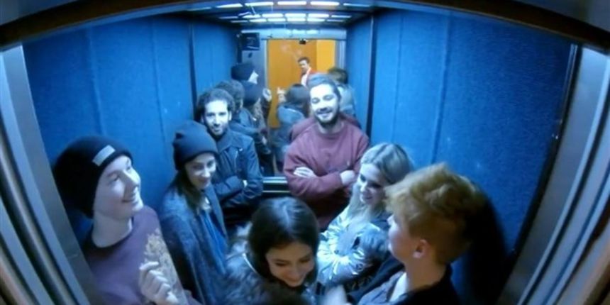 Shia LaBeouf vozio se liftom s obožavateljima Shia LaBeouf vozio se liftom s obožavateljima