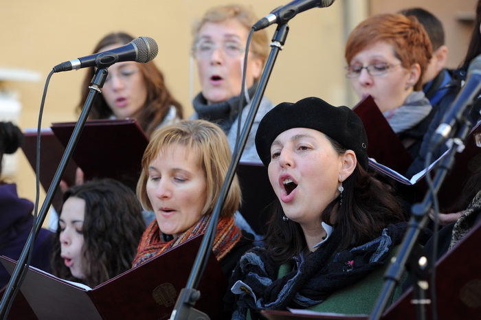 Zadar, 221212.
Predblagdansko subotnje jutro na zadarskom Poluotoku bilo je bogato raznim dogadjanjima. U isto vrijeme su zadarski zborovi, limena glazba i pojedini pjevaci udruzili snage te izvodili Bozicne pjesme.
Na fotografiji: zbor Petar Zoranic.
Fot Zadar, 221212.
Predblagdansko subotnje jutro na zadarskom Poluotoku bilo je bogato raznim dogadjanjima. U isto vrijeme su zadarski zborovi, limena glazba i pojedini pjevaci udruzili snage te izvodili Bozicne pjesme.
Na fotografiji: zbor Petar Zoranic.
Fot