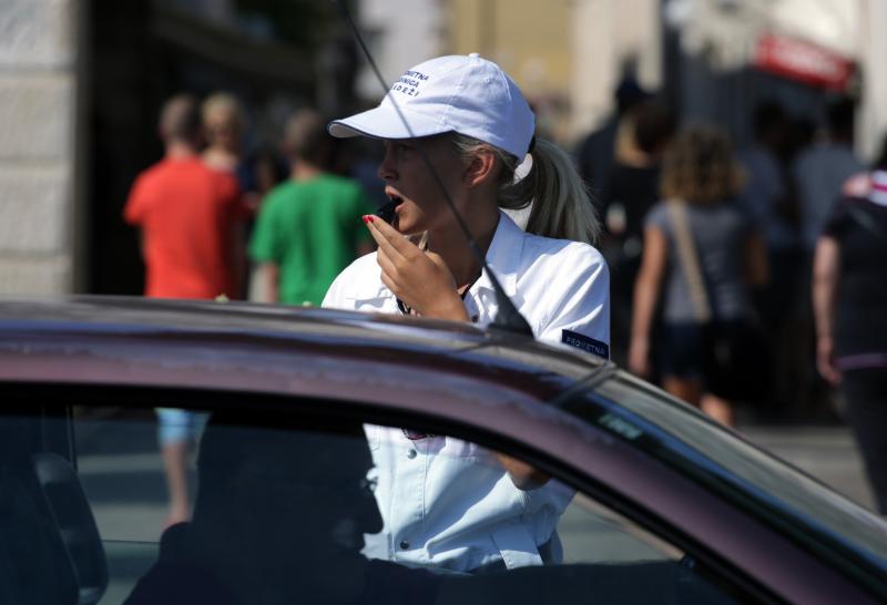 18.07.2013., Zadar – Prometna jedinica mladezi, mladi zadarski bobiji kako im tepaju gradjani uvelike pridonose olaksanom kretanju automobila kroz grad. Bez njih vecina raskrizja te ulice blize centru grada bile bi zagusene zbog prometnih cepova. Velika 18.07.2013., Zadar – Prometna jedinica mladezi, mladi zadarski bobiji kako im tepaju gradjani uvelike pridonose olaksanom kretanju automobila kroz grad. Bez njih vecina raskrizja te ulice blize centru grada bile bi zagusene zbog prometnih cepova. Velika