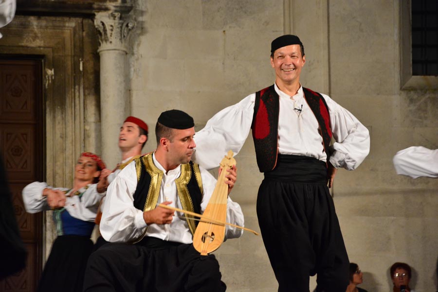 Nastup ansambla Lado ispred crkve sv. Marije ; foto Iva Perinčić Nastup ansambla Lado ispred crkve sv. Marije ; foto Iva Perinčić