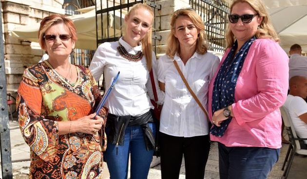 Nekoliko nastavnica prosvjedovalo je na Narodnom trgu zbog urucenih otkaza. Photo: Dino Stanin/PIXSELL