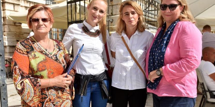 Nekoliko nastavnica prosvjedovalo je na Narodnom trgu zbog urucenih otkaza. Photo: Dino Stanin/PIXSELL