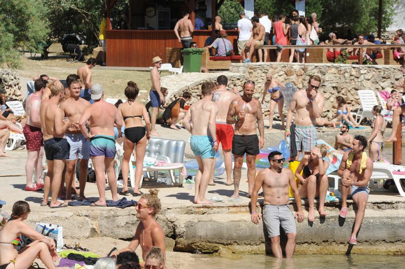 Tisno – Drugog dana Garden festivala posjetitelji uzivali u zabavi na plazi. Photo: Hrvoje Jelavic/PIXSELL