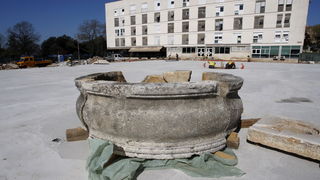 Zadar, 070410.
Pocelo betoniranje Foruma prema projektu uredjenja toga prostora. Poljana Ivana Pavla 2. do sada je sluzila kao parkiraliste. Za gradjevinske radove zaduzena je firma Ploter.
Foto: Jure Miskovic / CROPIX Zadar, 070410.
Pocelo betoniranje Foruma prema projektu uredjenja toga prostora. Poljana Ivana Pavla 2. do sada je sluzila kao parkiraliste. Za gradjevinske radove zaduzena je firma Ploter.
Foto: Jure Miskovic / CROPIX