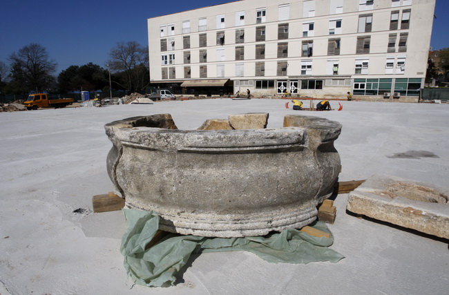 Zadar, 070410.
Pocelo betoniranje Foruma prema projektu uredjenja toga prostora. Poljana Ivana Pavla 2. do sada je sluzila kao parkiraliste. Za gradjevinske radove zaduzena je firma Ploter.
Foto: Jure Miskovic / CROPIX Zadar, 070410.
Pocelo betoniranje Foruma prema projektu uredjenja toga prostora. Poljana Ivana Pavla 2. do sada je sluzila kao parkiraliste. Za gradjevinske radove zaduzena je firma Ploter.
Foto: Jure Miskovic / CROPIX