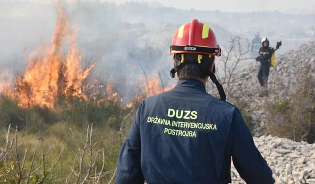 Požar kod Vodica gasio je i kanader, dio Jadranske magistrale bio je zatvoren