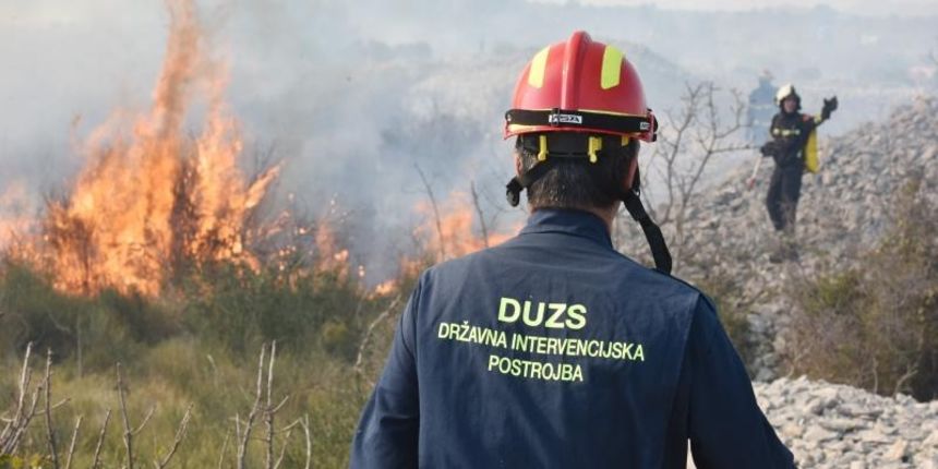 Požar kod Vodica gasio je i kanader, dio Jadranske magistrale bio je zatvoren