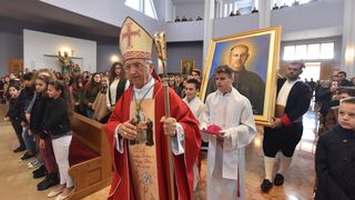 Zadarski nadbiskup Puljić predvodio svetu misu u Kistanjama povodom obilježavanja obljetnice proglašenja blaženim Serafina Kodića Zadarski nadbiskup Puljić predvodio svetu misu u Kistanjama povodom obilježavanja obljetnice proglašenja blaženim Serafina Kodića