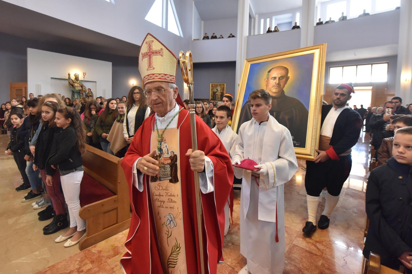 Zadarski nadbiskup Puljić predvodio svetu misu u Kistanjama povodom obilježavanja obljetnice proglašenja blaženim Serafina Kodića Zadarski nadbiskup Puljić predvodio svetu misu u Kistanjama povodom obilježavanja obljetnice proglašenja blaženim Serafina Kodića