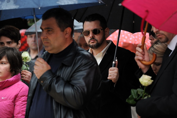 Zadar, 300313.
Sprovod djevojcice Nore Situm koja je prosli tjedan preminula u bolnici u Philadelphiji nakon duge i teske bolesti, odrzao se danas na gradskom groblju u Zadru. Na sprovodu je bilo nekoliko stotina ljudi, obitelji i prijatelja.
Na fotografi Zadar, 300313.
Sprovod djevojcice Nore Situm koja je prosli tjedan preminula u bolnici u Philadelphiji nakon duge i teske bolesti, odrzao se danas na gradskom groblju u Zadru. Na sprovodu je bilo nekoliko stotina ljudi, obitelji i prijatelja.
Na fotografi