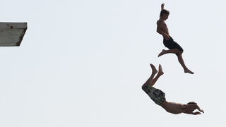 Zadar, 030712.
Skakaona na bazenu na Kolovarima omiljeno je okupljalista mladih zadrana zaljubljenika u skokove u more.
Foto: Andrija Lucic / Cropix