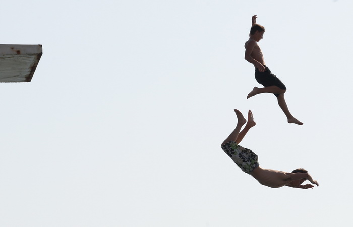 Zadar, 030712.
Skakaona na bazenu na Kolovarima omiljeno je okupljalista mladih zadrana zaljubljenika u skokove u more.
Foto: Andrija Lucic / Cropix