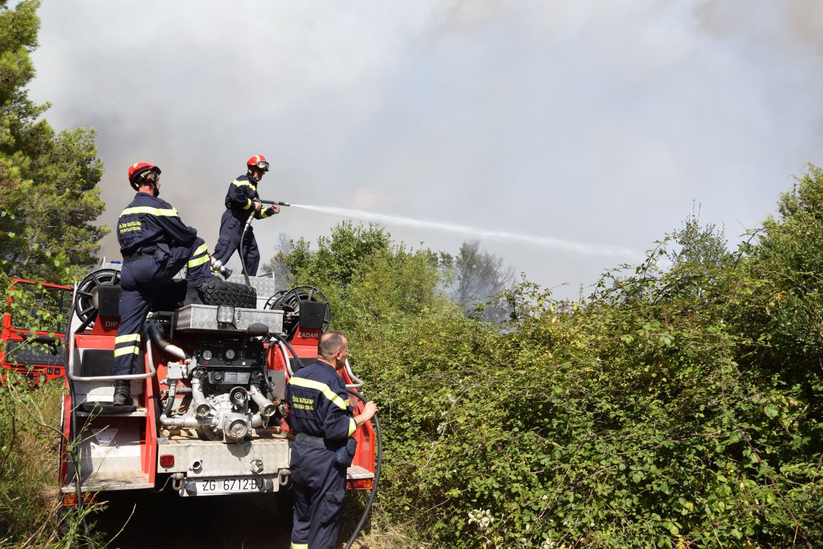 Zračne i kopnene snage gase požar kod Kožina Zračne i kopnene snage gase požar kod Kožina
