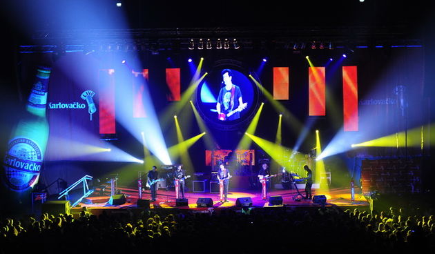 Split, 271111.
Spaladium Arena.
Veceras su u Spaladium areni pred oko 4000 posjetitelja nastupili Momcilo Bajagic Bajaga (u prvom dijelu) i Jelena Rozga (u drugom dijelu). Koncert je organizirala Karlovacka pivovara.
Foto: Nikola Vilic / CROPIX