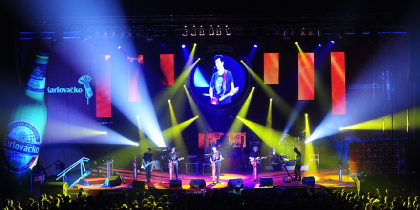 Split, 271111.
Spaladium Arena.
Veceras su u Spaladium areni pred oko 4000 posjetitelja nastupili Momcilo Bajagic Bajaga (u prvom dijelu) i Jelena Rozga (u drugom dijelu). Koncert je organizirala Karlovacka pivovara.
Foto: Nikola Vilic / CROPIX