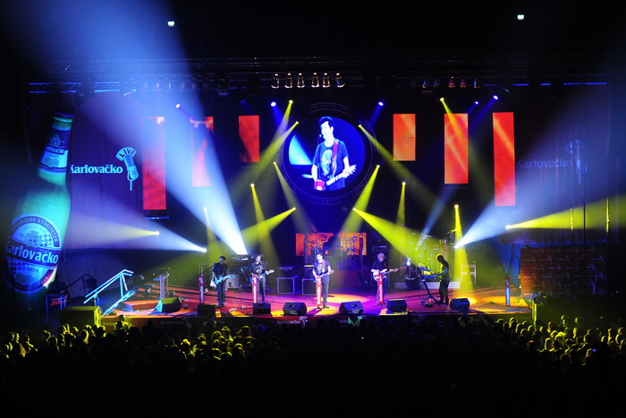 Split, 271111.
Spaladium Arena.
Veceras su u Spaladium areni pred oko 4000 posjetitelja nastupili Momcilo Bajagic Bajaga (u prvom dijelu) i Jelena Rozga (u drugom dijelu). Koncert je organizirala Karlovacka pivovara.
Foto: Nikola Vilic / CROPIX