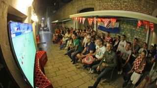Utakmica Hrvatske i Kameruna gledala se u zadarskim kafićima, foto: Filip Brala/PIXSELL Utakmica Hrvatske i Kameruna gledala se u zadarskim kafićima, foto: Filip Brala/PIXSELL