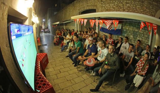Utakmica Hrvatske i Kameruna gledala se u zadarskim kafićima, foto: Filip Brala/PIXSELL