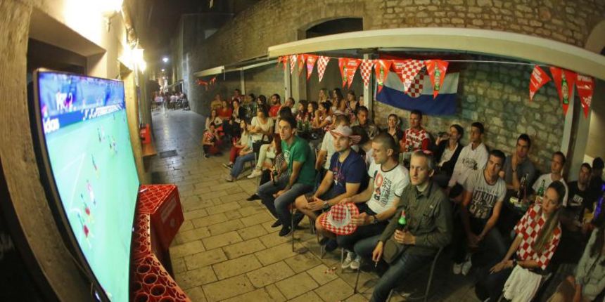 Utakmica Hrvatske i Kameruna gledala se u zadarskim kafićima, foto: Filip Brala/PIXSELL