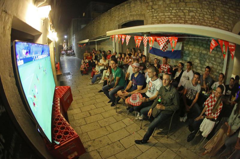 Utakmica Hrvatske i Kameruna gledala se u zadarskim kafićima, foto: Filip Brala/PIXSELL Utakmica Hrvatske i Kameruna gledala se u zadarskim kafićima, foto: Filip Brala/PIXSELL