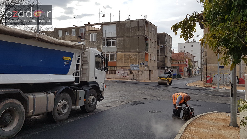 Na rekonstruirano križanje u Vruljici postavlja se završni sloj asfalta Na rekonstruirano križanje u Vruljici postavlja se završni sloj asfalta