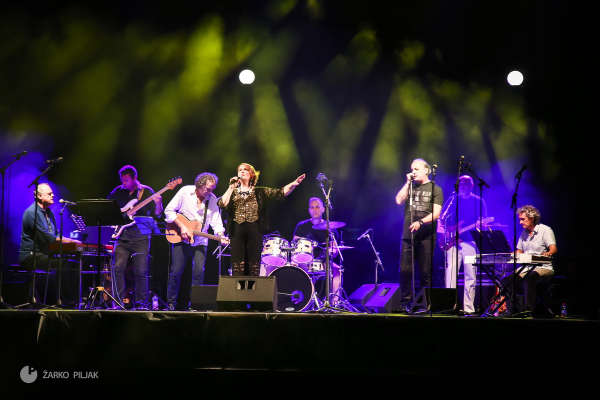 Zorica Kondža i klapa Cambi @ bazen Ilirije u Biogradu
