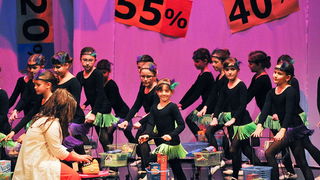 Plesna udruga Gesta: Božićni šoping u SuperOvoj, Foto: Željko Karavida Plesna udruga Gesta: Božićni šoping u SuperOvoj, Foto: Željko Karavida