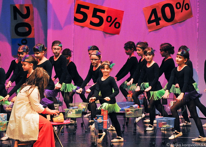 Plesna udruga Gesta: Božićni šoping u SuperOvoj, Foto: Željko Karavida Plesna udruga Gesta: Božićni šoping u SuperOvoj, Foto: Željko Karavida