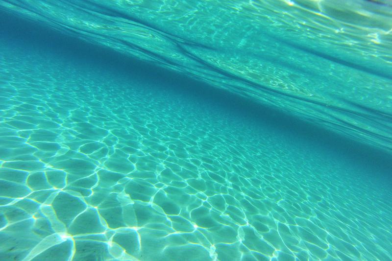 25.07.2013., Dugi otok, Sakarun – Uzduz i poprijeko Dugog otoka u zadarskom arhipelagu u ljetnim danima prepuno je turista, a najomiljenija plaza zasigurno je Sakarun, koja sa nalazi u uvali pokraj mjesta Veli Rat. Pjeskovita plaza sa tirkizno cistim mo