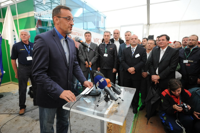 Biograd,130912.
Otvorenje 59. svjetskog prvenstva u oranju koje se odrzava u Jankolovici pokraj Biograda od 13.-15.09.2012.
Na fotografiji: govor ministra Jakovine; u pozadini ministri poljoprivrede iz regije.
Foto: Luka Gerlanc / CROPIX Biograd,130912.
Otvorenje 59. svjetskog prvenstva u oranju koje se odrzava u Jankolovici pokraj Biograda od 13.-15.09.2012.
Na fotografiji: govor ministra Jakovine; u pozadini ministri poljoprivrede iz regije.
Foto: Luka Gerlanc / CROPIX