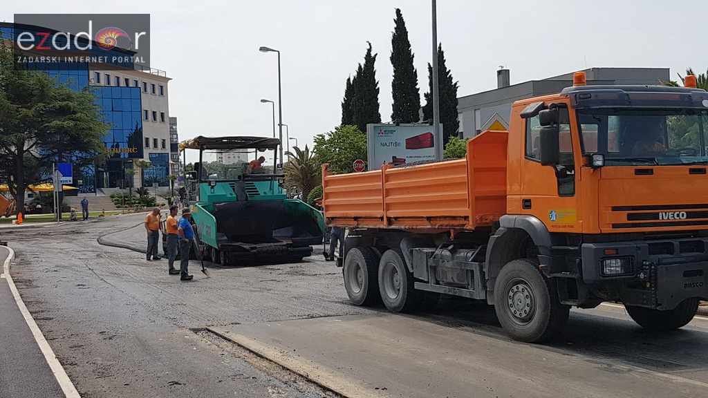 Asfaltiranje kolnika rekonstruiranog i proširenog križanja kod Veslačkog Asfaltiranje kolnika rekonstruiranog i proširenog križanja kod Veslačkog