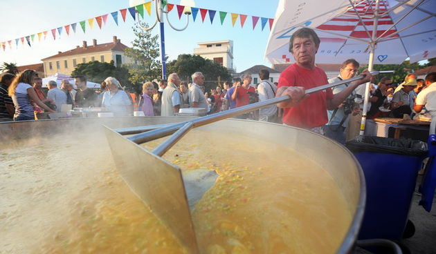 Biograd, 010612
Veceras se u Biogradu na moru odrzao festival izvorne hrane, pica, gastronomskih delicija, izvornog suvenira i folklora pod nazivom “Biogradski stol”.
Na fotografiji: detalj sa festivala; pripremala se i velika fritaja od 2500 jaja
Foto: L