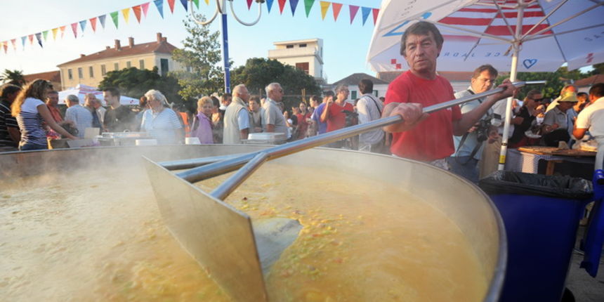Biograd, 010612
Veceras se u Biogradu na moru odrzao festival izvorne hrane, pica, gastronomskih delicija, izvornog suvenira i folklora pod nazivom “Biogradski stol”.
Na fotografiji: detalj sa festivala; pripremala se i velika fritaja od 2500 jaja
Foto: L