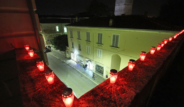 Svijeće na Kopnenim vratima i bedemu u Foši (foto:Saša Čuka)