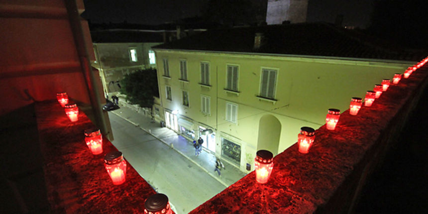 Svijeće na Kopnenim vratima i bedemu u Foši (foto:Saša Čuka) Svijeće na Kopnenim vratima i bedemu u Foši (foto:Saša Čuka)