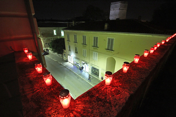 Svijeće na Kopnenim vratima i bedemu u Foši (foto:Saša Čuka) Svijeće na Kopnenim vratima i bedemu u Foši (foto:Saša Čuka)