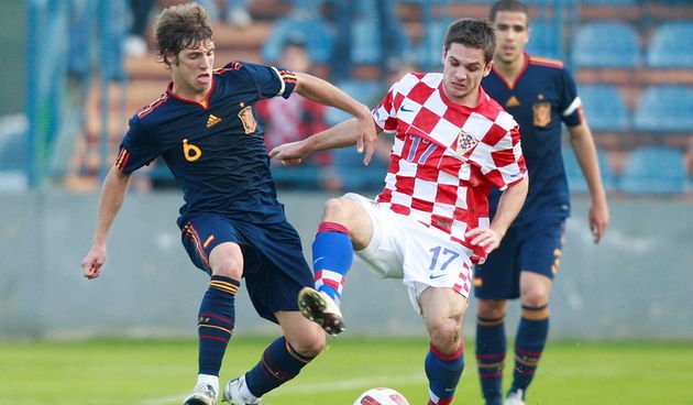 Varazdin, 121010.
Gradski stadion Varazdin.
Kvalifikacijska utakmica za EP U 21 u Danskoj 2011.
Hrvatska – Sapnjolska.
Na fotografiji : Ruben Perez i Mirko Oremus.
Foto: Ronald Gorsic / CROPIX