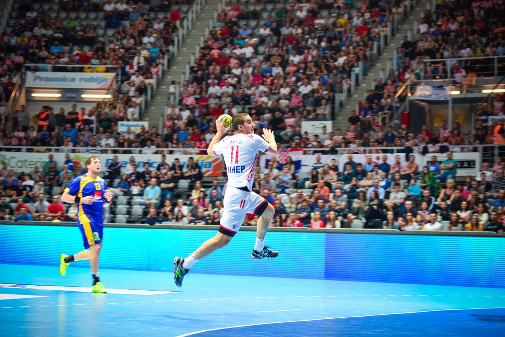 U doista sjajnoj atmosferi koju je stvorilo oko 5000 navijača iz cijele Hrvatske, naši su rukometni reprezentativci remizirali sa Švedskom i to s rezultatom 25-25. Bila je to ‘kaubojima’ pretposljednja pripremna utakmica uoči Olimpijskih igara