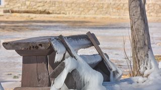 Ribarska lučica Prosika na Vranskom jezeru okovana ledom Ribarska lučica Prosika na Vranskom jezeru okovana ledom
