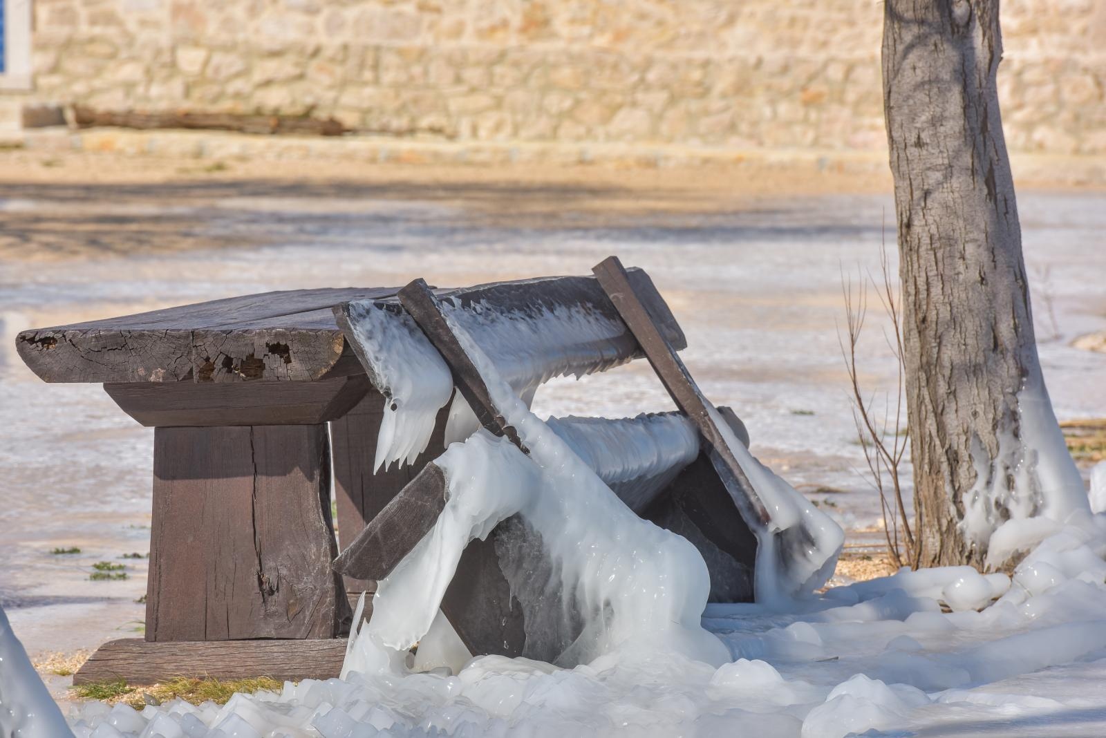 Ribarska lučica Prosika na Vranskom jezeru okovana ledom Ribarska lučica Prosika na Vranskom jezeru okovana ledom
