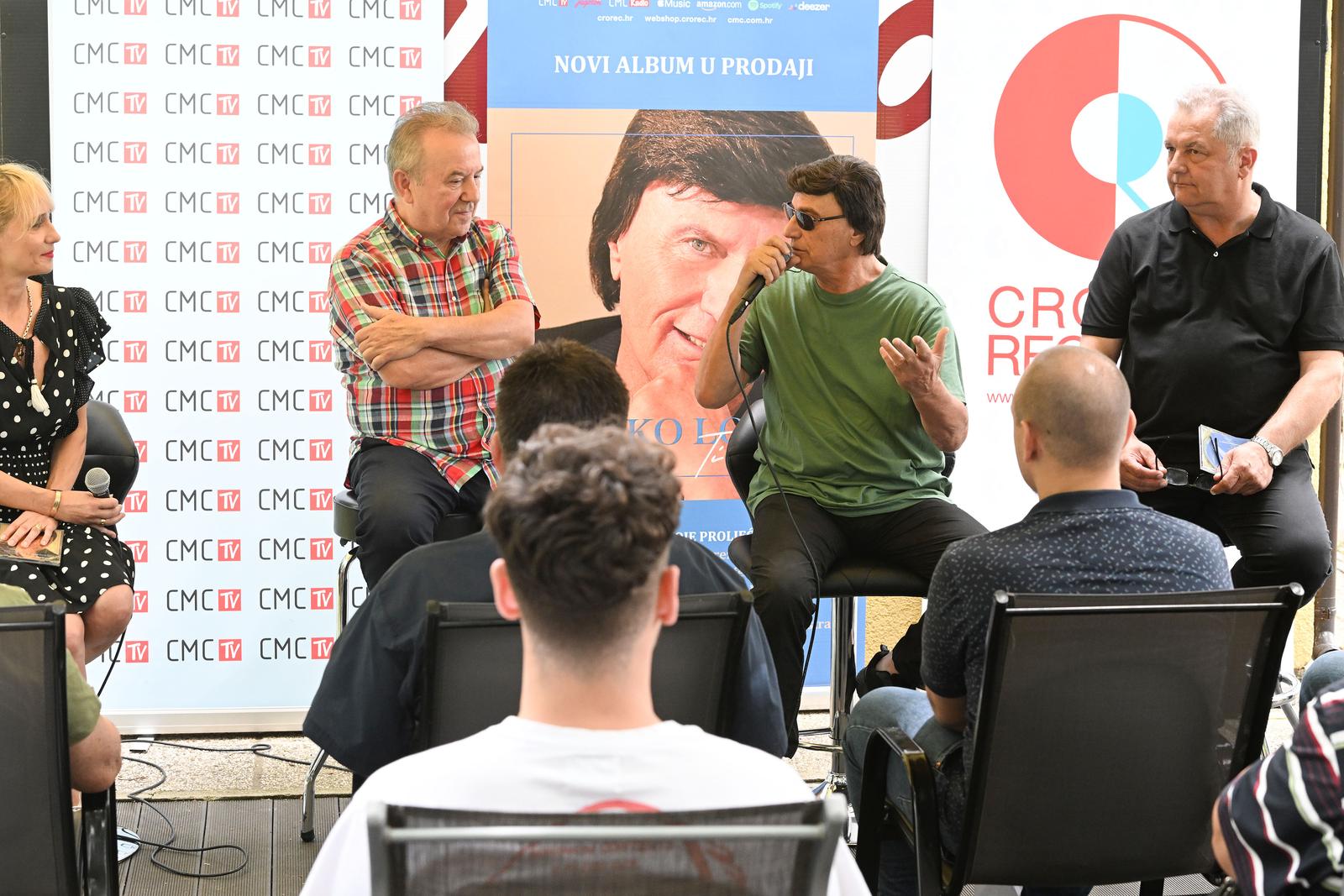 U Croatia Records-u odrzana je promocija novog albuma pjevaca Duska Lokina. U Croatia Records-u odrzana je promocija novog albuma pjevaca Duska Lokina.