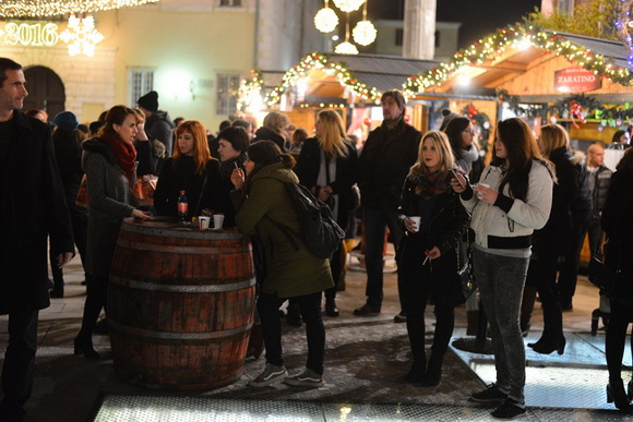 Advent u Zadru: Pavel raspjevao i rasplesao Zadrane na Trgu Petra Zoranića. Foto: Iva Perinčić Advent u Zadru: Pavel raspjevao i rasplesao Zadrane na Trgu Petra Zoranića. Foto: Iva Perinčić