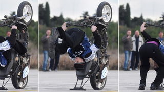 Sepurine, 220112
Na pisti vojarne Sepurine nedaleko od Zadra, okupili su se ljubitelji automoto sporta. Do trenutka kad je policija prekinula aktivnosti na pisti, automobili i motocikli su se utrkivali i izvodili raznorazne akrobacije na odusevljenje pris Sepurine, 220112
Na pisti vojarne Sepurine nedaleko od Zadra, okupili su se ljubitelji automoto sporta. Do trenutka kad je policija prekinula aktivnosti na pisti, automobili i motocikli su se utrkivali i izvodili raznorazne akrobacije na odusevljenje pris