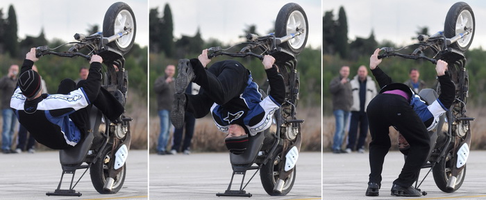 Sepurine, 220112
Na pisti vojarne Sepurine nedaleko od Zadra, okupili su se ljubitelji automoto sporta. Do trenutka kad je policija prekinula aktivnosti na pisti, automobili i motocikli su se utrkivali i izvodili raznorazne akrobacije na odusevljenje pris Sepurine, 220112
Na pisti vojarne Sepurine nedaleko od Zadra, okupili su se ljubitelji automoto sporta. Do trenutka kad je policija prekinula aktivnosti na pisti, automobili i motocikli su se utrkivali i izvodili raznorazne akrobacije na odusevljenje pris