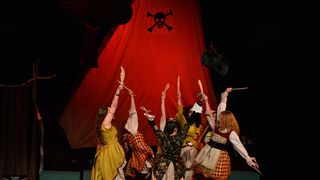 Kazališna udruga “Igrajmo se” u HNK Zadar premijerno je izvela predstavu Petar Pan