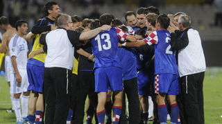 Tel Aviv, 091010.
Ramat-Gan Stadion.
Kvalifikacijska nogometna utakmica grupe F izmedju Izraela i Hrvatske za Euro 2012 u Poljskoj i Ukrajini.
Na slici: svi igraci i stozer na okupu na centru terena nakon pobjede u Izraelu.
Foto: Drago Sopta / CROPIX